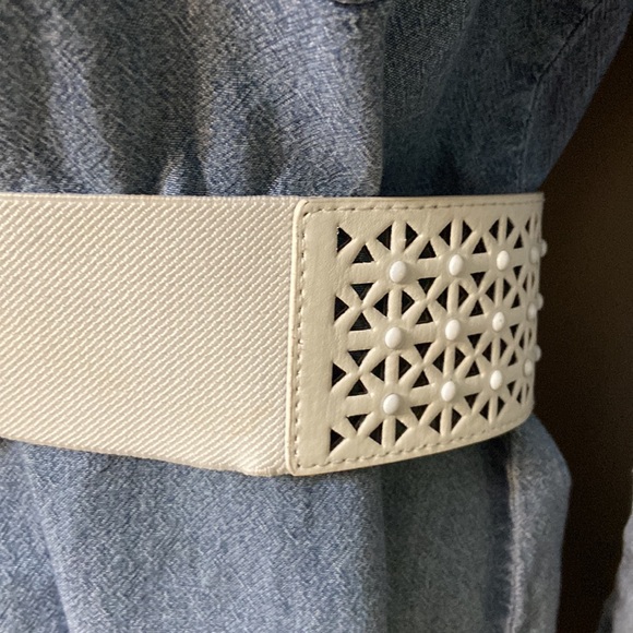 White Laser Cut Bead Embellished Wide Womens Stretch Fashion Belt size 28 EUC - Picture 4 of 7